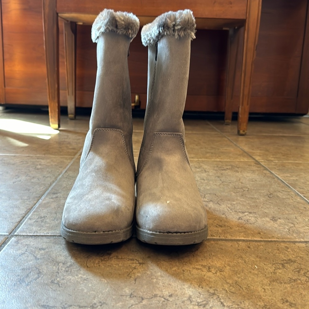 Cat and Jack Boots. Grey Color.